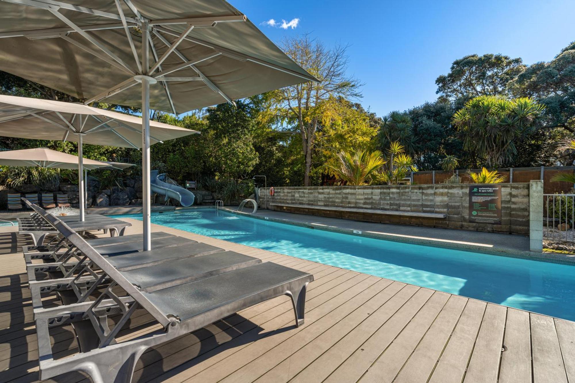 Tasman Holiday Parks - Waihi Beach Exterior foto The pool at the hotel