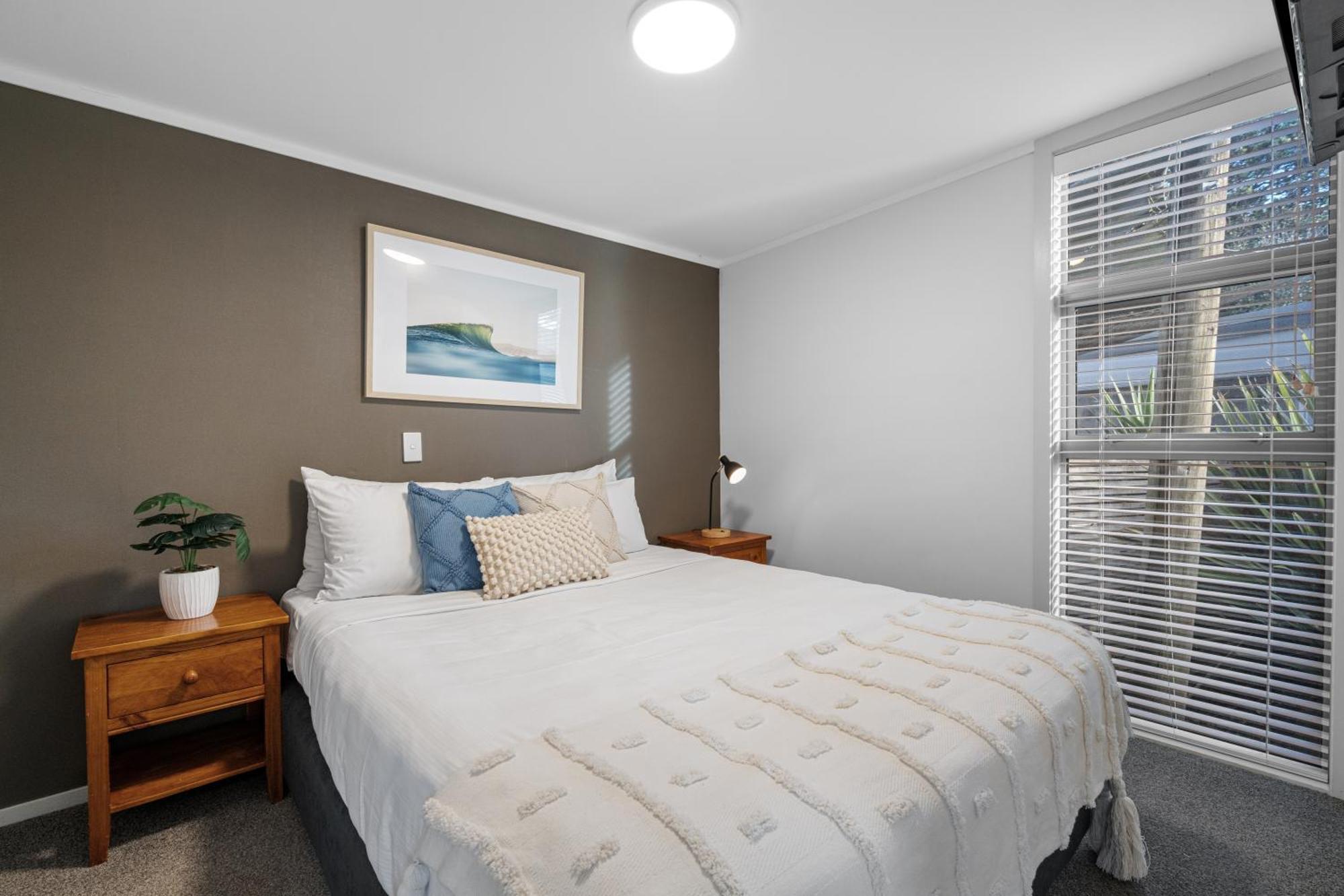 Tasman Holiday Parks - Waihi Beach Exterior foto A bedroom in a typical apartment