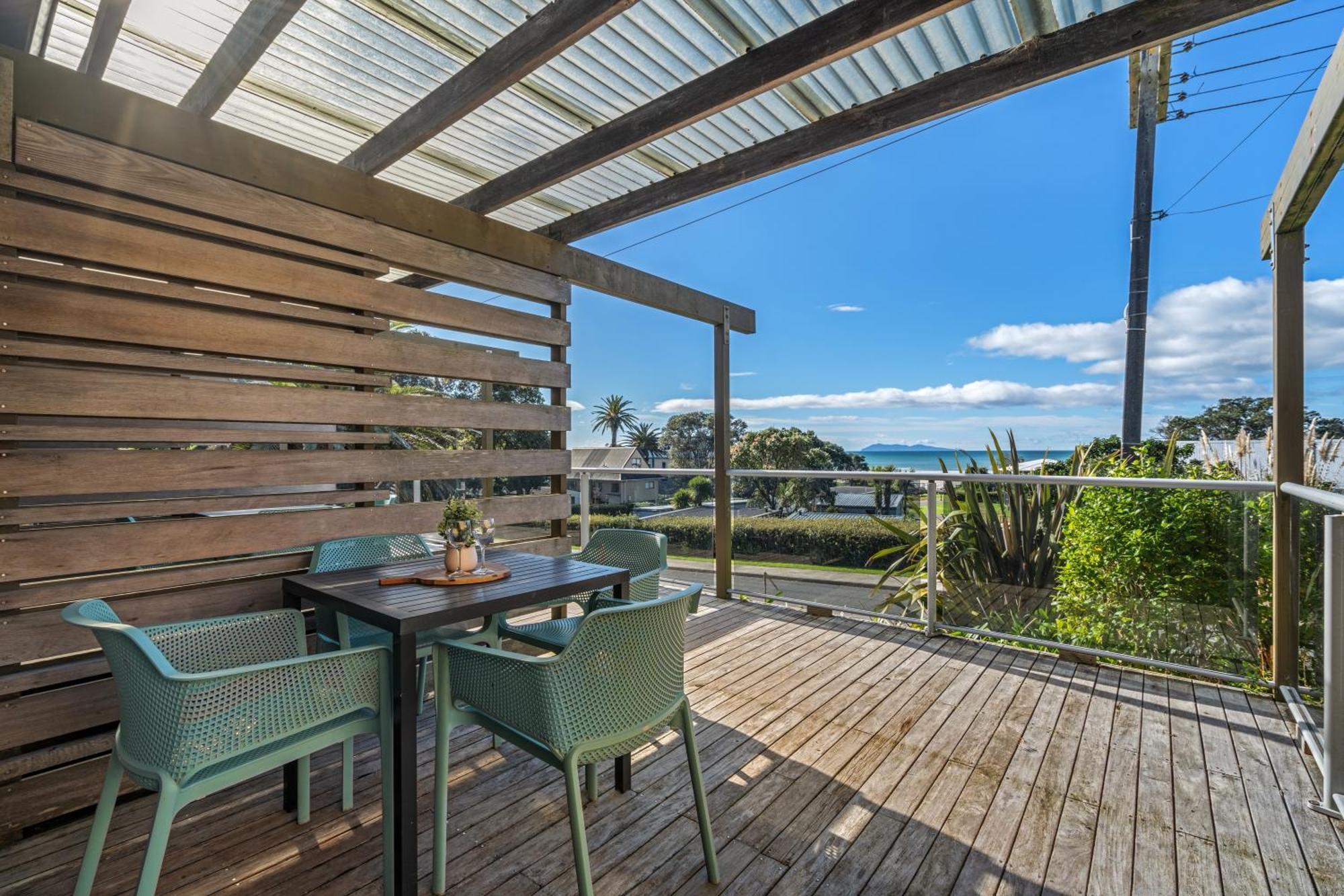 Tasman Holiday Parks - Waihi Beach Exterior foto A deck in New Zealand